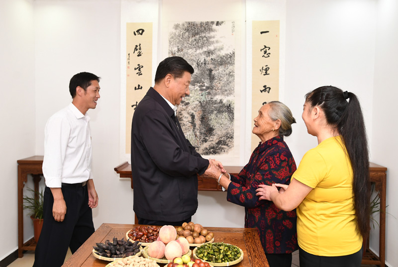 　　9月16日至18日，中共中央總書(shū)記、國(guó)家主席、中央軍委主席習(xí)近平在河南考察。這是16日下午，習(xí)近平在信陽(yáng)市新縣田鋪鄉(xiāng)田鋪大塆“老家寒舍”民宿店，同店主一家親切交談。 新華社記者 謝環(huán)馳 攝