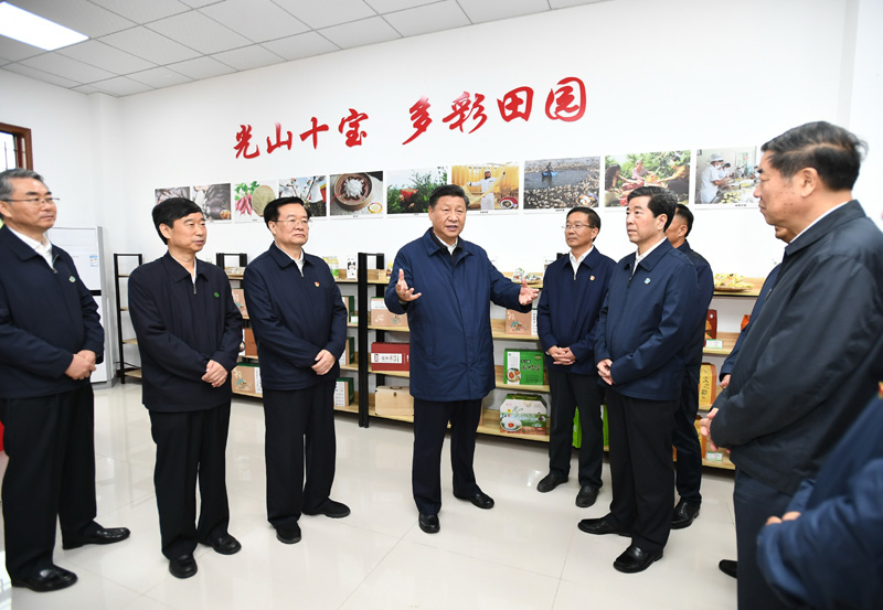 9月16日至18日，中共中央總書(shū)記、國(guó)家主席、中央軍委主席習(xí)近平在河南考察。這是17日上午，習(xí)近平在信陽(yáng)市光山縣文殊鄉(xiāng)東岳村文化接待中心，了解光山縣脫貧工作和中辦在光山縣扶貧工作情況。新華社記者 謝環(huán)馳 攝