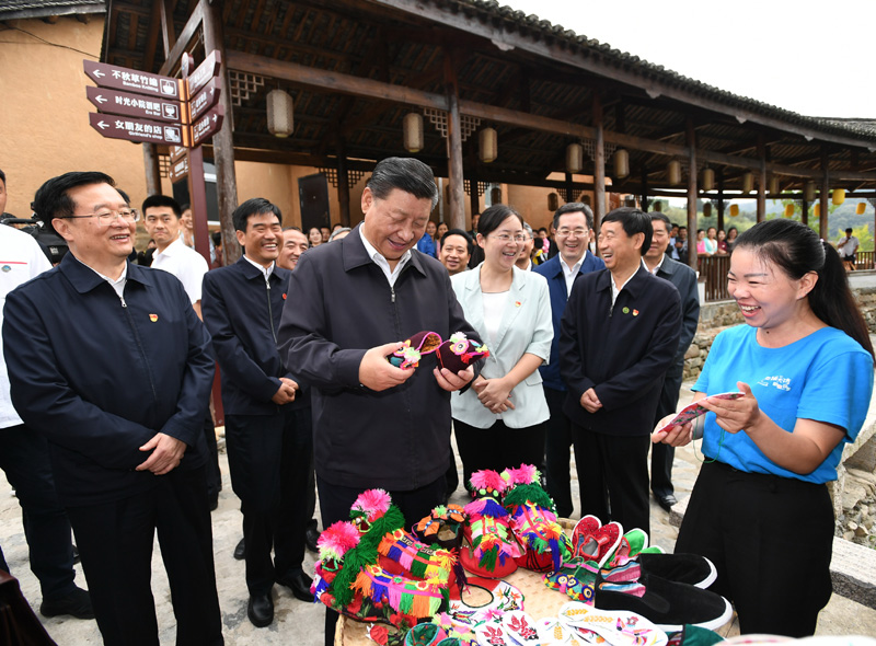 　　9月16日至18日，中共中央總書(shū)記、國(guó)家主席、中央軍委主席習(xí)近平在河南考察。這是16日下午，習(xí)近平在信陽(yáng)市新縣田鋪鄉(xiāng)田鋪大塆考察調(diào)研。 新華社記者 謝環(huán)馳 攝
