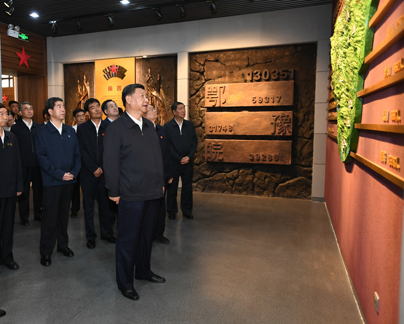 9月16日至18日，中共中央總書(shū)記、國(guó)家主席、中央軍委主席習(xí)近平在河南考察。這是16日下午，習(xí)近平來(lái)到位于信陽(yáng)市新縣的鄂豫皖蘇區(qū)首府烈士陵園，瞻仰革命烈士紀(jì)念堂。 新華社記者 謝環(huán)馳 攝