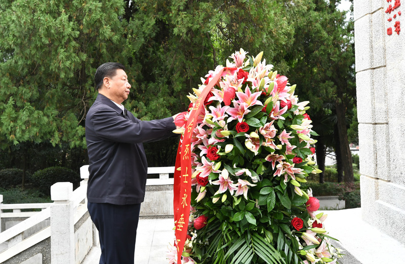 　　9月16日至18日，中共中央總書(shū)記、國(guó)家主席、中央軍委主席習(xí)近平在河南考察。這是16日下午，習(xí)近平來(lái)到位于信陽(yáng)市新縣的鄂豫皖蘇區(qū)首府烈士陵園，瞻仰革命烈士紀(jì)念碑，向革命先烈敬獻(xiàn)花籃。 新華社記者 謝環(huán)馳 攝