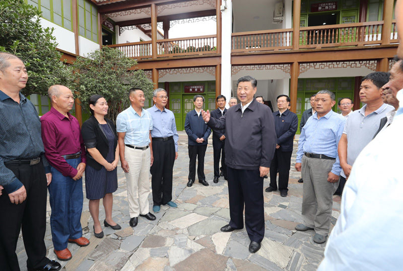　　9月16日至18日，中共中央總書(shū)記、國(guó)家主席、中央軍委主席習(xí)近平在河南考察。這是16日下午，習(xí)近平在位于信陽(yáng)市新縣的鄂豫皖蘇區(qū)首府革命博物館，同當(dāng)?shù)丶t軍后代、革命烈士家屬代表親切交談。 新華社記者 鞠鵬 攝