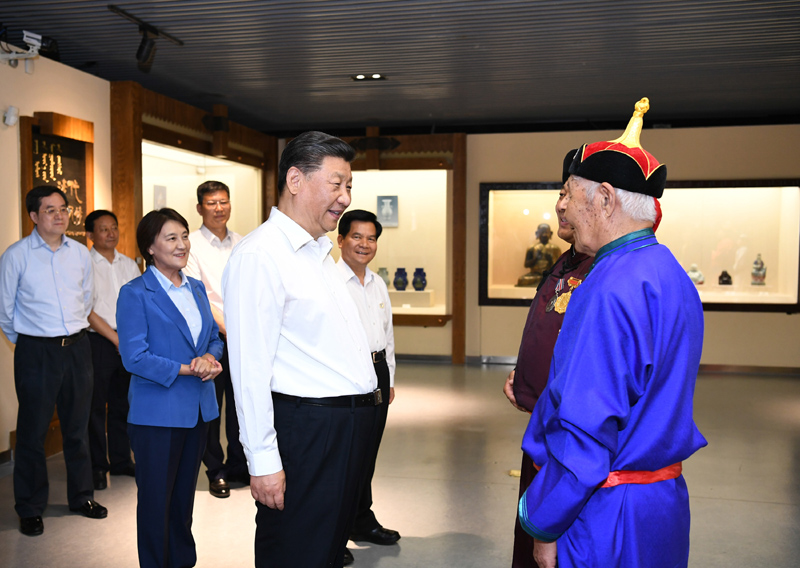 7月15日至16日，中共中央總書記、國家主席、中央軍委主席習(xí)近平在內(nèi)蒙古考察并指導(dǎo)開展“不忘初心、牢記使命”主題教育。這是15日上午，習(xí)近平在赤峰博物館同古典民族史詩《格薩（斯）爾》非物質(zhì)文化遺產(chǎn)傳承人親切交談。
