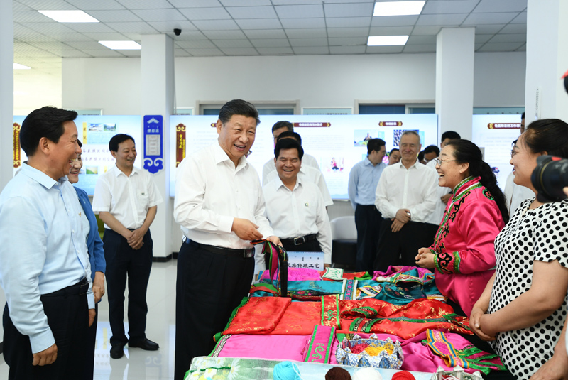 7月15日至16日，中共中央總書記、國家主席、中央軍委主席習(xí)近平在內(nèi)蒙古考察并指導(dǎo)開展“不忘初心、牢記使命”主題教育。這是15日上午，習(xí)近平在赤峰市松山區(qū)興安街道臨潢家園社區(qū)，同社區(qū)居民親切交流。