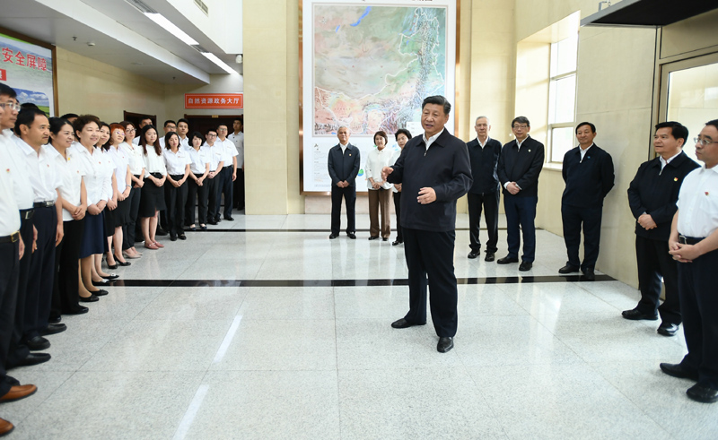 7月15日至16日，中共中央總書記、國家主席、中央軍委主席習(xí)近平在內(nèi)蒙古考察并指導(dǎo)開展“不忘初心、牢記使命”主題教育。這是16日上午，習(xí)近平到內(nèi)蒙古自治區(qū)自然資源廳，實地調(diào)研指導(dǎo)開展“不忘初心、牢記使命”主題教育。