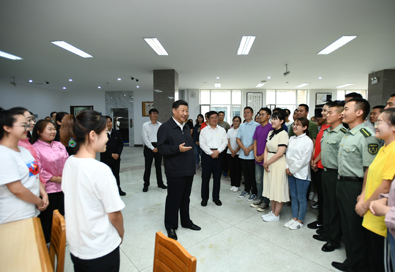 7月15日至16日，中共中央總書記、國家主席、中央軍委主席習(xí)近平在內(nèi)蒙古考察并指導(dǎo)開展“不忘初心、牢記使命”主題教育。這是16日上午，習(xí)近平在內(nèi)蒙古大學(xué)圖書館同學(xué)生們親切交談，勉勵他們志存高遠(yuǎn)、腳踏實地、發(fā)奮圖強(qiáng)。