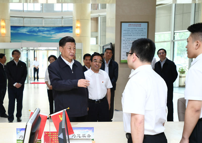 7月15日至16日，中共中央總書記、國家主席、中央軍委主席習(xí)近平在內(nèi)蒙古考察并指導(dǎo)開展“不忘初心、牢記使命”主題教育。這是16日上午，習(xí)近平在內(nèi)蒙古自治區(qū)自然資源廳自然資源政務(wù)大廳同工作人員交談，了解開展主題教育和落實便捷高效政務(wù)服務(wù)等情況。