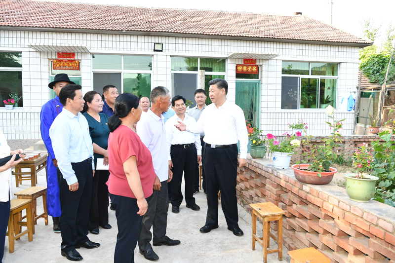 7月15日至16日，中共中央總書記、國家主席、中央軍委主席習(xí)近平在內(nèi)蒙古考察并指導(dǎo)開展“不忘初心、牢記使命”主題教育。這是15日下午，習(xí)近平在赤峰市喀喇沁旗河南街道馬鞍山村村民張國利家，同基層干部群眾代表親切交流。