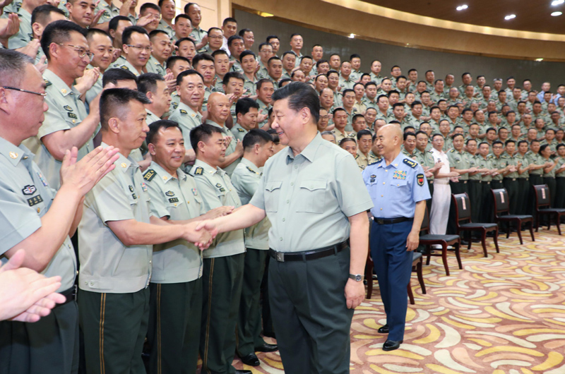 7月15日至16日，中共中央總書記、國家主席、中央軍委主席習(xí)近平在內(nèi)蒙古考察并指導(dǎo)開展“不忘初心、牢記使命”主題教育。這是16日上午，習(xí)近平在呼和浩特親切接見駐內(nèi)蒙古部隊副師職以上領(lǐng)導(dǎo)干部和團(tuán)級單位主官，代表黨中央和中央軍委向駐內(nèi)蒙古部隊全體官兵致以誠摯問候。