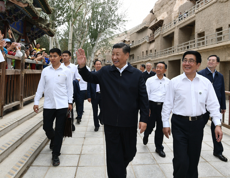 8月19日至22日，中共中央總書記、國家主席、中央軍委主席習近平在甘肅考察。這是19日下午，習近平在敦煌莫高窟考察調研時，向正在參觀的游客親切招手致意。