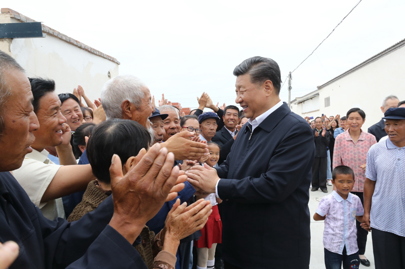 8月19日至22日，中共中央總書記、國家主席、中央軍委主席習近平在甘肅考察。這是21日上午，習近平在武威市古浪縣黃花灘生態移民區富民新村同村民親切交談。