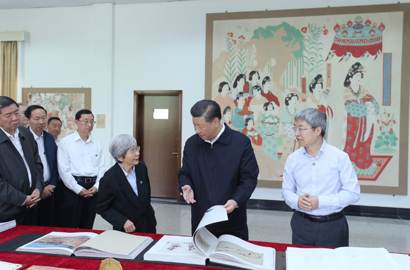 8月19日至22日，中共中央總書記、國家主席、中央軍委主席習近平在甘肅考察。這是19日下午，習近平在敦煌研究院察看珍藏文物和學術成果展示，了解文物保護和研究、弘揚優秀歷史文化情況。