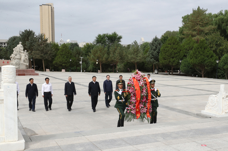 8月19日至22日，中共中央總書記、國家主席、中央軍委主席習近平在甘肅考察。這是20日上午，習近平來到張掖市高臺縣，瞻仰中國工農紅軍西路軍紀念碑，向革命先烈敬獻花籃。