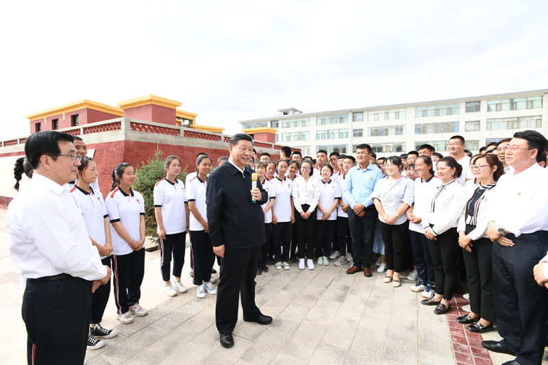 8月19日至22日，中共中央總書記、國家主席、中央軍委主席習近平在甘肅考察。這是20日下午，習近平在張掖市山丹培黎學校同師生親切交流。