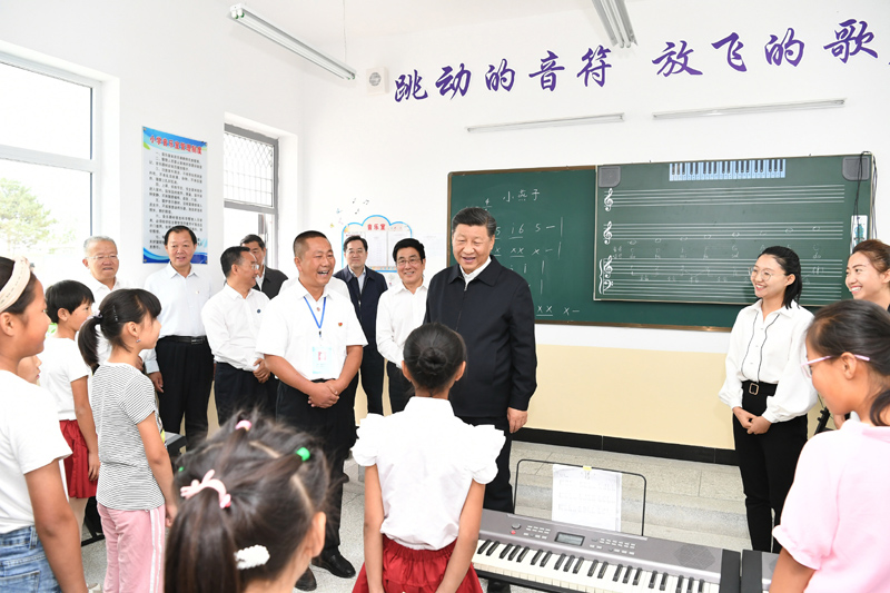 8月19日至22日，中共中央總書記、國家主席、中央軍委主席習近平在甘肅考察。這是21日上午，習近平在武威市古浪縣黃花灘生態移民區富民新村富民小學的音樂教室，認真觀看正在進行的音樂課教學。
