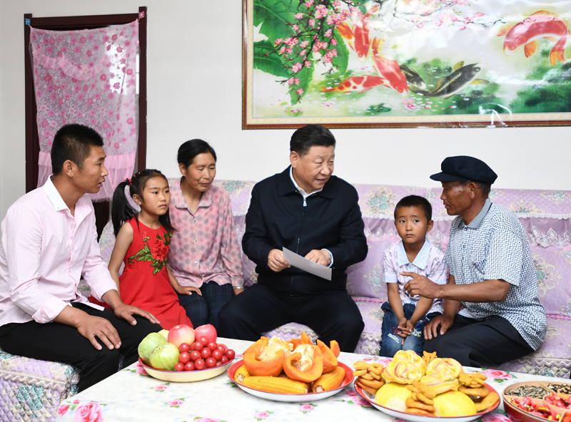 8月19日至22日，中共中央總書記、國家主席、中央軍委主席習近平在甘肅考察。這是21日上午，習近平在武威市古浪縣黃花灘生態移民區富民新村村民李應川家，同李應川一家拉家常。