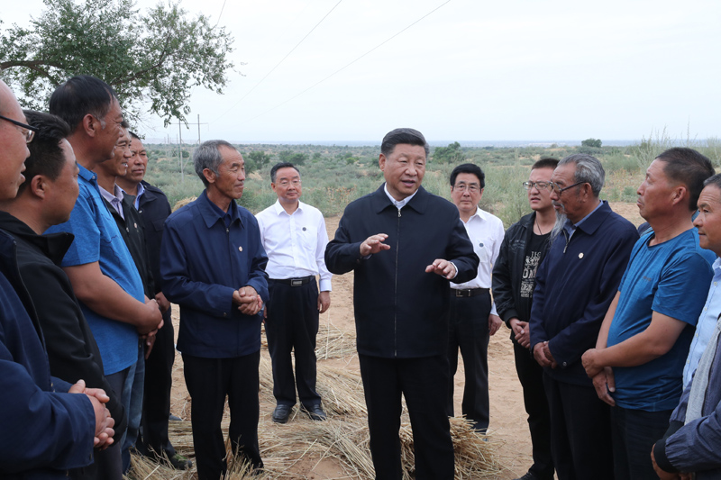 8月19日至22日，中共中央總書記、國家主席、中央軍委主席習近平在甘肅考察。這是21日上午，習近平在武威市古浪縣八步沙林場同“六老漢”代表及林場職工親切交談。