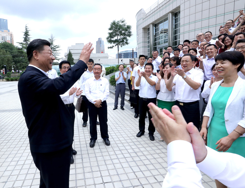 8月19日至22日，中共中央總書記、國家主席、中央軍委主席習近平在甘肅考察。這是21日下午，習近平在讀者出版集團有限公司同工作人員親切交談。