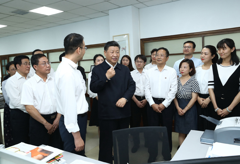 8月19日至22日，中共中央總書記、國家主席、中央軍委主席習近平在甘肅考察。這是21日下午，習近平在《讀者》編輯部同工作人員交流，勉勵他們為人民提供更多優秀精神食糧。