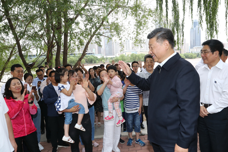 8月19日至22日，中共中央總書記、國家主席、中央軍委主席習近平在甘肅考察。這是21日下午，習近平在蘭州市黃河治理蘭鐵泵站項目點同正在休閑的群眾親切交談。