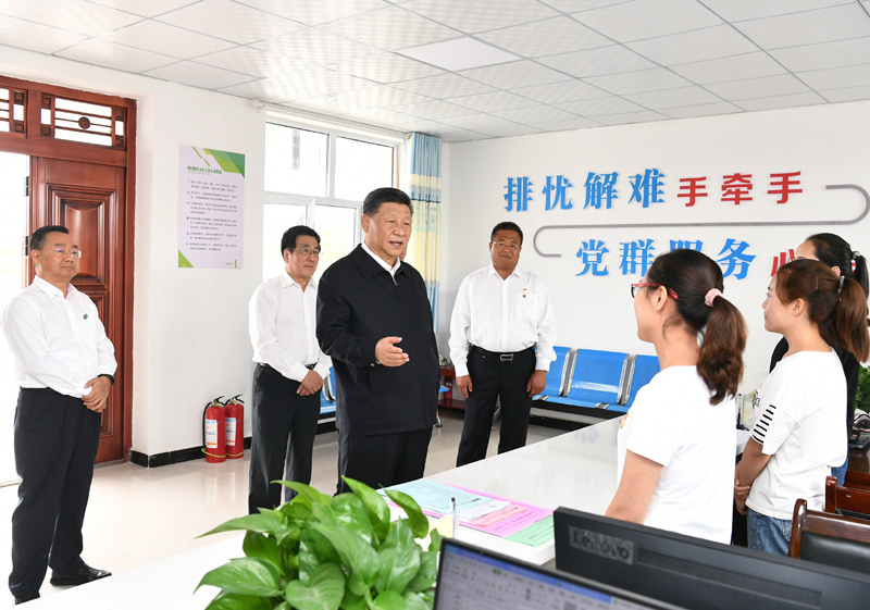 8月19日至22日，中共中央總書記、國家主席、中央軍委主席習近平在甘肅考察。這是21日上午，習近平在武威市古浪縣黃花灘生態移民區富民新村黨群服務中心考察。